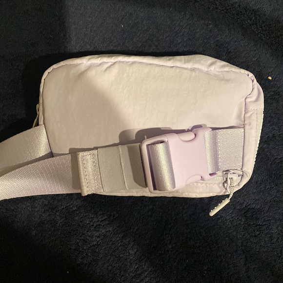 Lululemon belt bag with extended strap - Picture 2 of 4